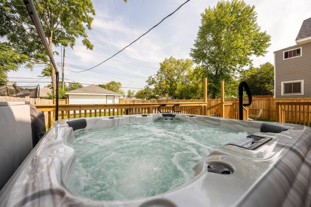 Вилла Fun For Everyone W Hot Tub Bbq Patio Индианаполис Экстерьер фото